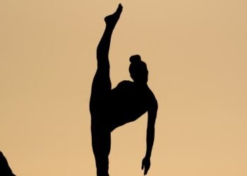 Come integrare i principi filosofici dello Yoga nella vita quotidiana?