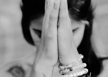Qual è il ruolo degli ausili nel metodo Iyengar Yoga?