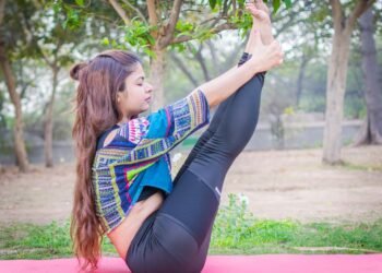 Quali influenze culturali arricchiscono la comprensione della cultura e filosofia Yoga?