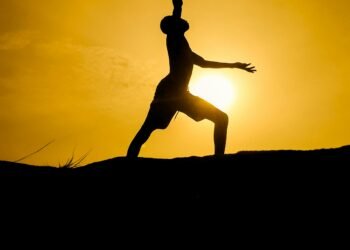 Surya Namaskara: Il Saluto al Sole – Benefici, Significato e Guida per Principianti
